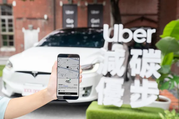 多元化計程車合作車隊夥伴透過 Uber App，將與擁有電動及油電混合汽車的職業駕駛一同推出全新友善