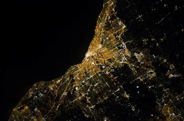 240 英里高度的克里夫蘭夜景. 