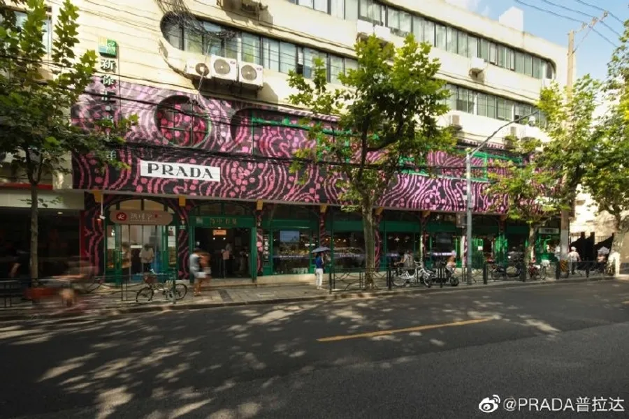 Prada 菜市場滿額送名牌紙袋！時尚精品開跨界快閃店，「隱形行銷」無聲勝有聲