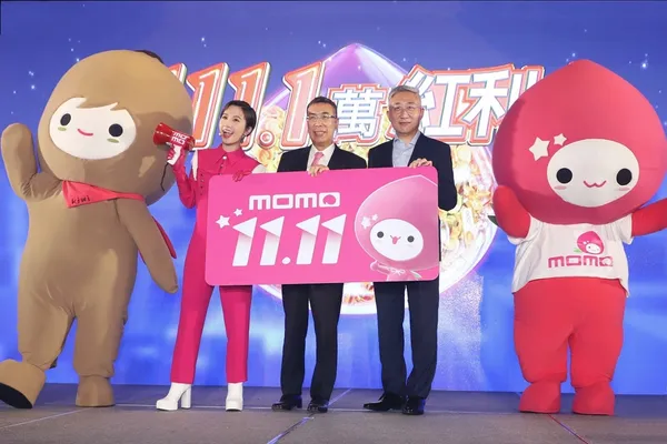 momo富邦媒宣布11／1正式吹響2021《雙11超狂購物節》開跑號角。(左起momo雙11活動大使