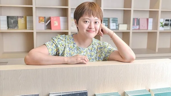 方億玲介紹，書店名「而立」無關年齡，而是代表遇挫折能重生的機會，並希望而立書店能陪伴客人度過人生不同