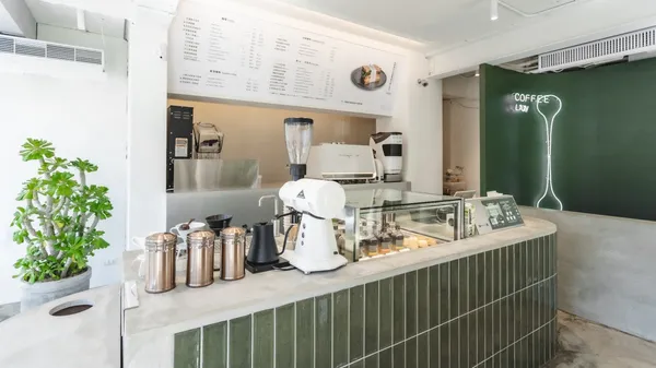 以西西里青檸咖啡打出名號！COFFEE LAW 敦南慨念店新開幕，混凝綠色調打造東區「城市之丘」