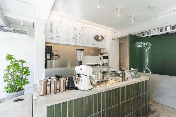 COFFEE LAW敦南概念店1F吧台.jpg