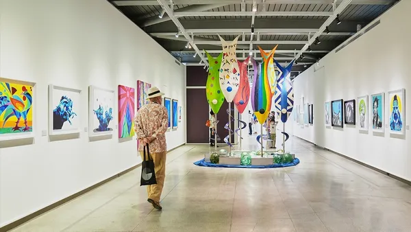 旅英藝術家優席夫《擁抱》返台繽紛開展！用南島色彩撫慰疫情下的世間萬物