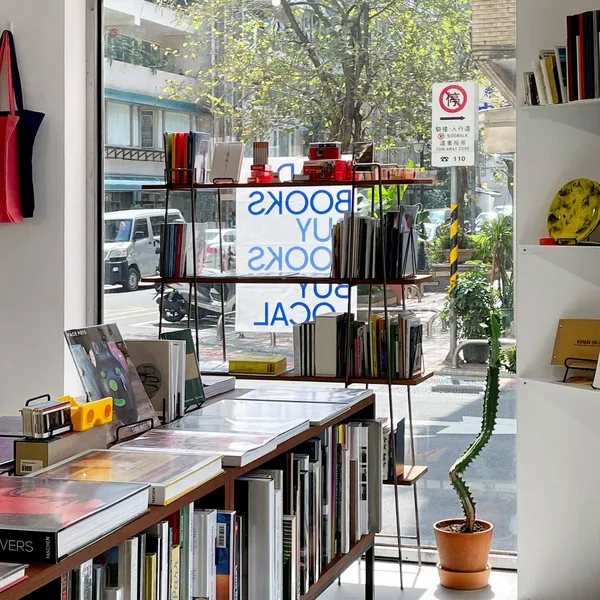 「moom bookshop」新粉專開張2.jpeg