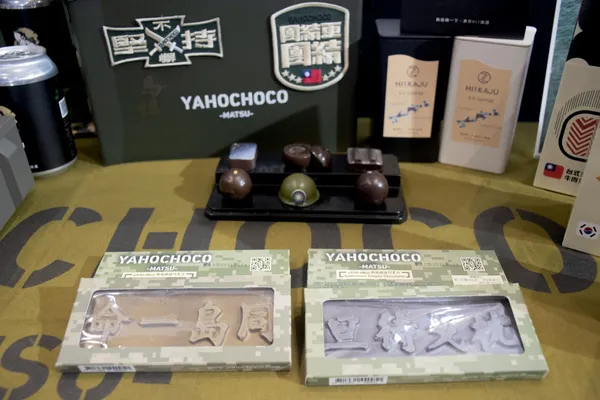 YAHOCHOCO產品：戰地標語、彈藥箱巧克力