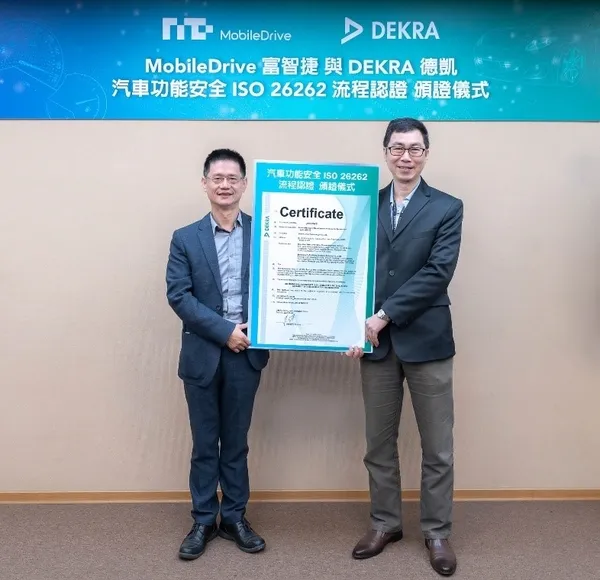 DEKRA德凱台灣營運總經理李春和（左）頒贈ISO 26262證書給MobileDrive富智捷董事