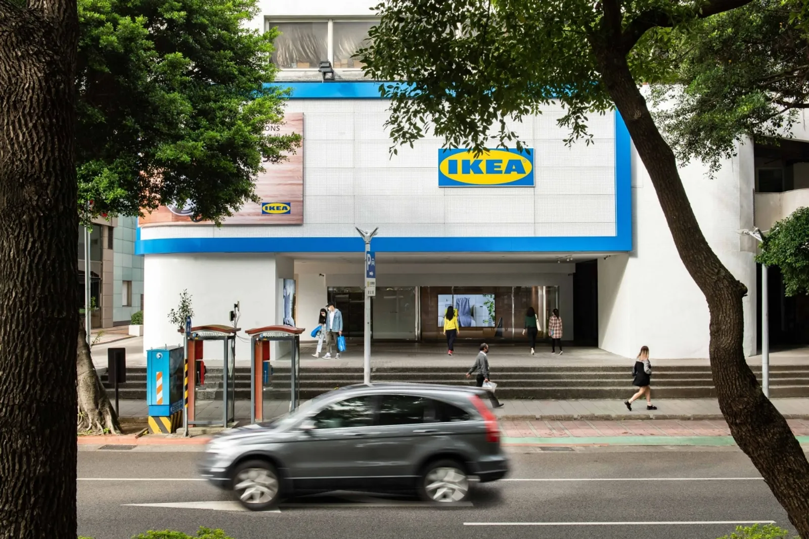 以實體店體驗為最大賣點的 IKEA，如何靠著「雙軸轉型」走出新路線？
