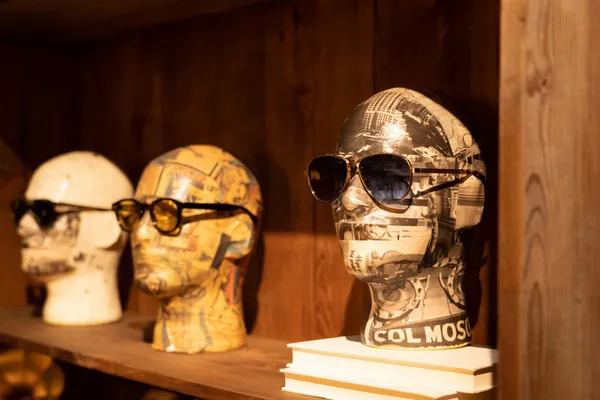 MOSCOT-周依-小島裡.jpg