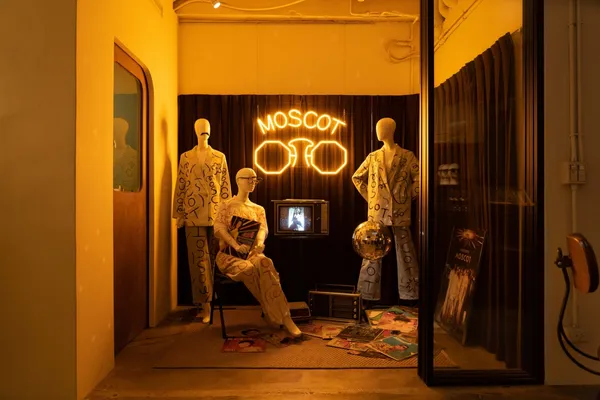 MOSCOT-周依-小島裡.jpg