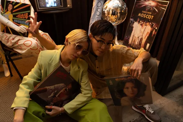 MOSCOT-周依-小島裡.jpg