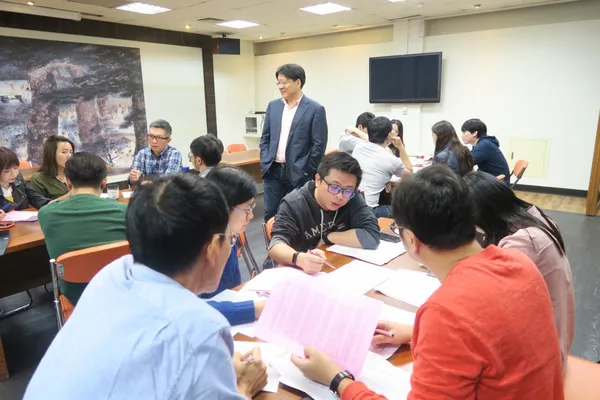 談判與協商課程教導同學如何在商場上有效溝通，創造雙贏
