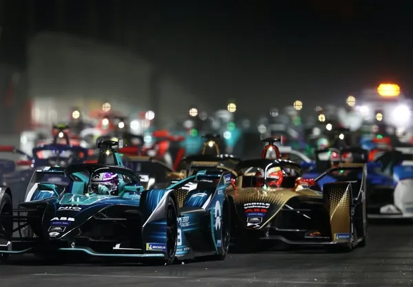 Formula E沙特站賽事舉行期間，半空上演驚險一幕。