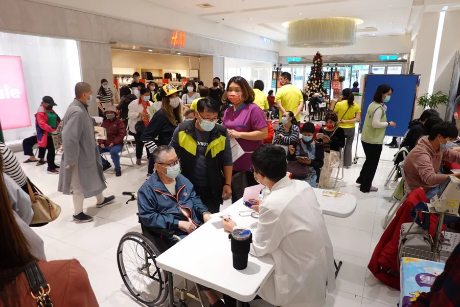 「疫苗客」拉抬商場買氣！遠百、全聯、家樂福部署接種站，帶來什麼商機？