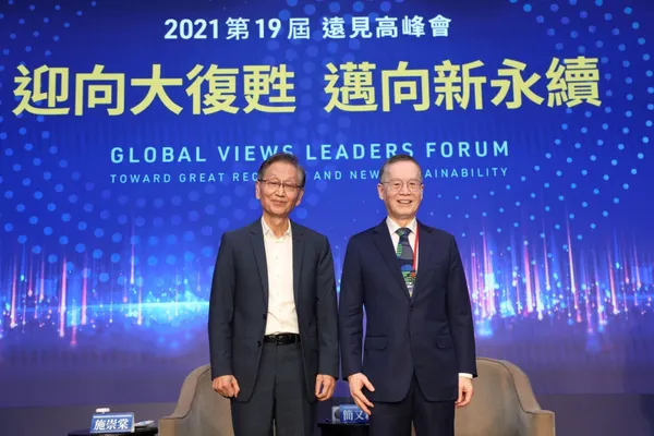 第19屆遠見高峰會專題演講(二)_施崇棠(左)簡又新(右)_蘇義傑攝.JPG