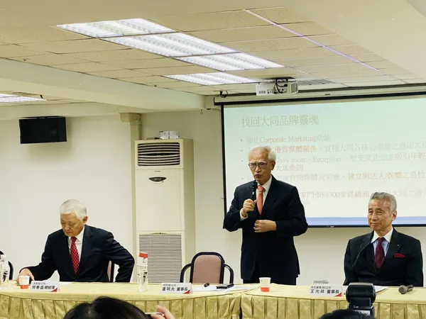大同董事長盧明光（圖中）宣布請辭