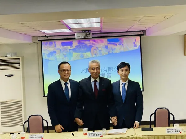 王光祥（中）、精英董事長鍾依文（右）與大同執行董事沈柏延（左）