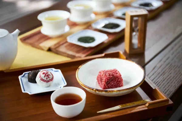 【虹夕諾雅 谷關 HOSHINOYA Guguan】普洱茶和發酵食物(紅麴米糕) 特寫 Tea Ex