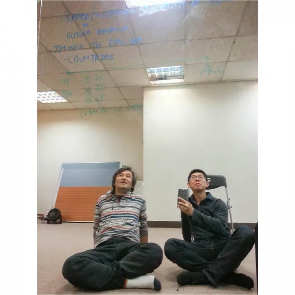 07Jeff(右)與朴鍾晚(左)在舊辦公室討論策略