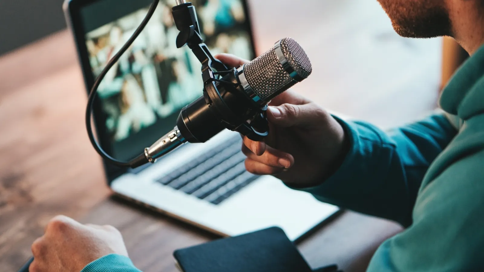 門檻低、互動率高！品牌爭相跨界做 Podcast，有望成行銷新戰場？