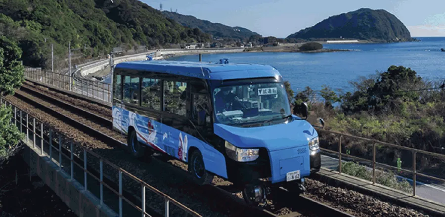 巴士上路後，15秒內切換開上鐵軌！日本第一台商用「雙模車」問世