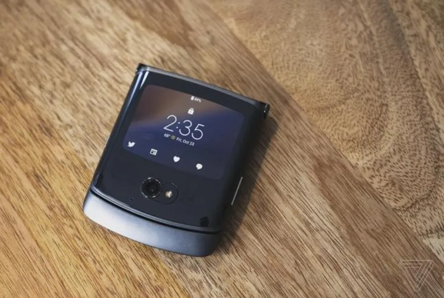 Motorola正研發第三代Razr摺疊手機！前兩款聲勢低，為何還不放棄？