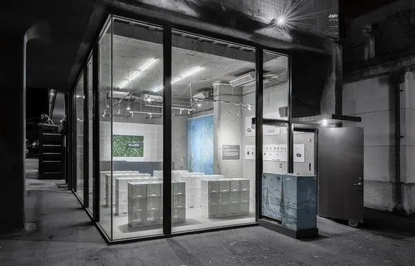 台電退役變電箱進駐華山玻璃屋！回收材料再製成熱墊、置物盤、山水徽章，以生活物件呈現台灣風情之美