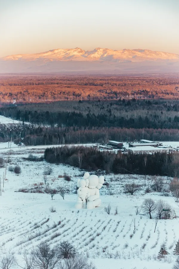 KAWS巨型雪雕在中國長白山7.jpeg