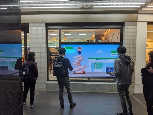 瑞艾科技_Xcreen 智能廣告面板_全家應用場景