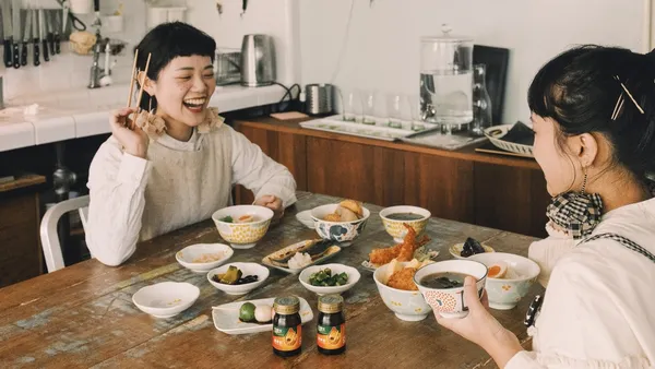 餐桌上的「山林」美學！日本品牌 nocogou 以自然為題，用活潑繽紛的印花設計餐盤妝點生活