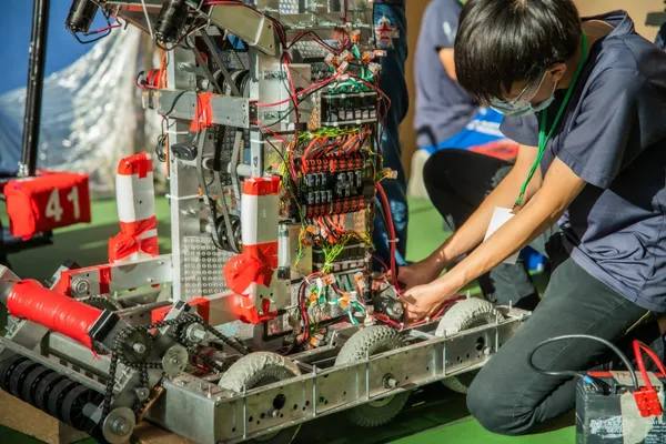 高中的參賽者必須自組機器人，上場與其他隊伍合作、對戰。