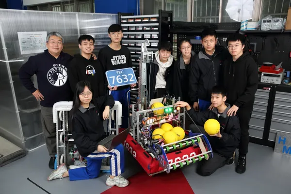 安康高中FRC隊伍An Kang Robotics Maker團員及教練常常留在學校練習到八、九點。