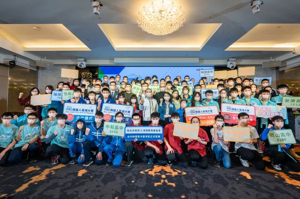 新北市政府和鴻海教育基金會共同舉辦「2022 FRC機器人區域大賽」合作儀式。