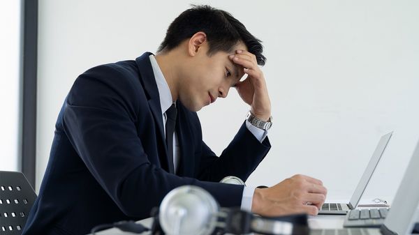  「公司沒你不行」不是稱讚，反而是升遷毒藥！為何最能幹的人，往往最難升官？