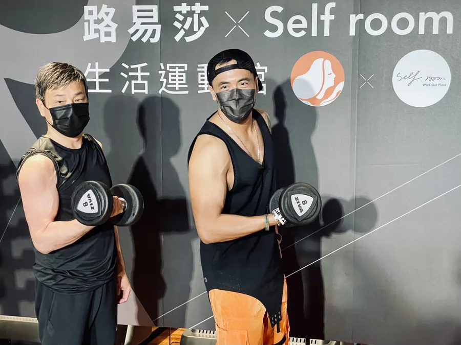 路易莎坦言年後有漲價壓力！董事長黃銘賢攜「情人」Self room健身房秀成果