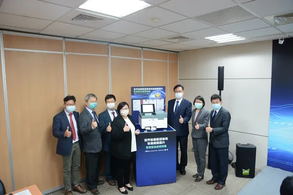 貴賓在機台前合影，左起國研院儀科中心楊燿州主任、高雄榮總陳垚生副院長、中研院物理所陳啟東研究員、矽基