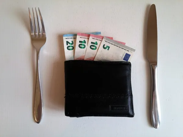 money-2159310_1920_pixabay_薪水錢鈔票吃飯花費錢包節省.jpeg