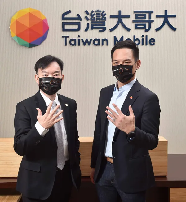 林之晨總經理(右)表示，在蔡祈岩副總暨資訊長(左)的共同帶領下，台灣大將進一步加速轉型區域級科技電信