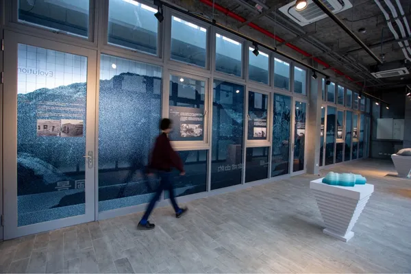 一幅完成中的風景_空間展覽_南竿福澳碼頭候船室_3_圖片提供 原典創思規劃顧問有限公司_劉增駿攝.j