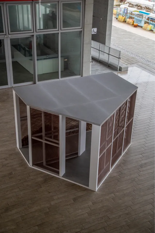 一幅完成中的風景_空間展覽_南竿福澳碼頭候船室_裝置_登島_5_圖片提供 原典創思規劃顧問有限公司_