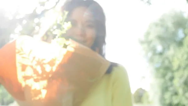 【專欄】葉珊：給那個背對窗戶尋找世界的女子