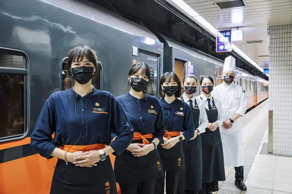 鳴日號車服及餐飲團隊。（圖／雄獅旅遊）.jpg