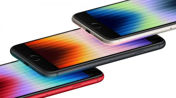 Apple-iPhoneSE-hero-3up-220308_screen.jpg