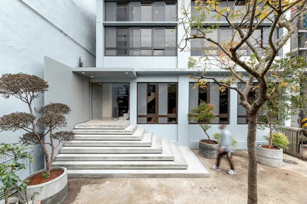 伊日後樂園 BACK_Y_隱身於台北內湖工業聚落，保留老屋原始建築架構，以低調的灰泥為基調.jpg