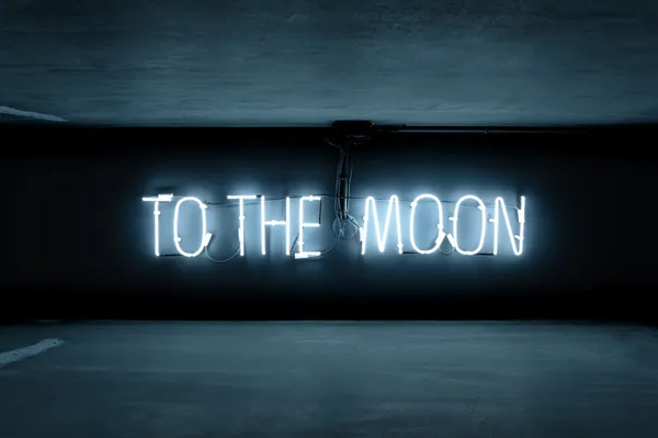 伊日後樂園 BACK_Y以散發月暈柔光的霓虹燈裝置「To The Moon」，暗示觀眾走上建築最高處