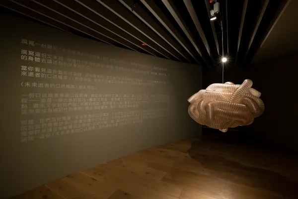 德國作曲家暨藝術家Nicholas Bussmann的全新現地創作〈未來逝者的口述檔案〉，是一個懸浮