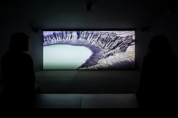 電影作品《洪加東加島》， SUPERFLEX以幽默的想像力，通過虛構的人形生物，從海底浮出地表為故事
