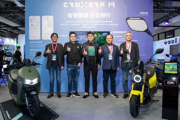 圖左至右依序為HERE Technologies銷售總監  曾群超、宏佳騰智慧電車董事長特助 鍾亞成