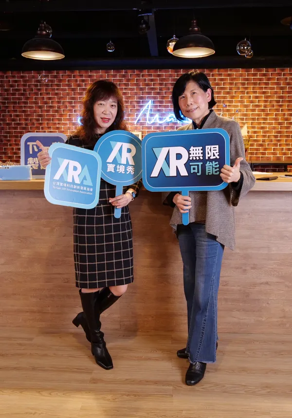 專訪現場畫面，左為主持人Jennifer、右為來賓楊淑鈴