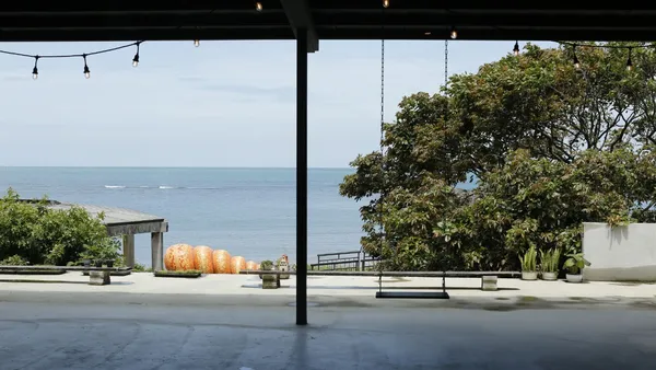 新北三芝咖啡館「我們在海邊」：蔚藍海景、戶外鞦韆，在風浪白噪音中讓壓力被稀釋